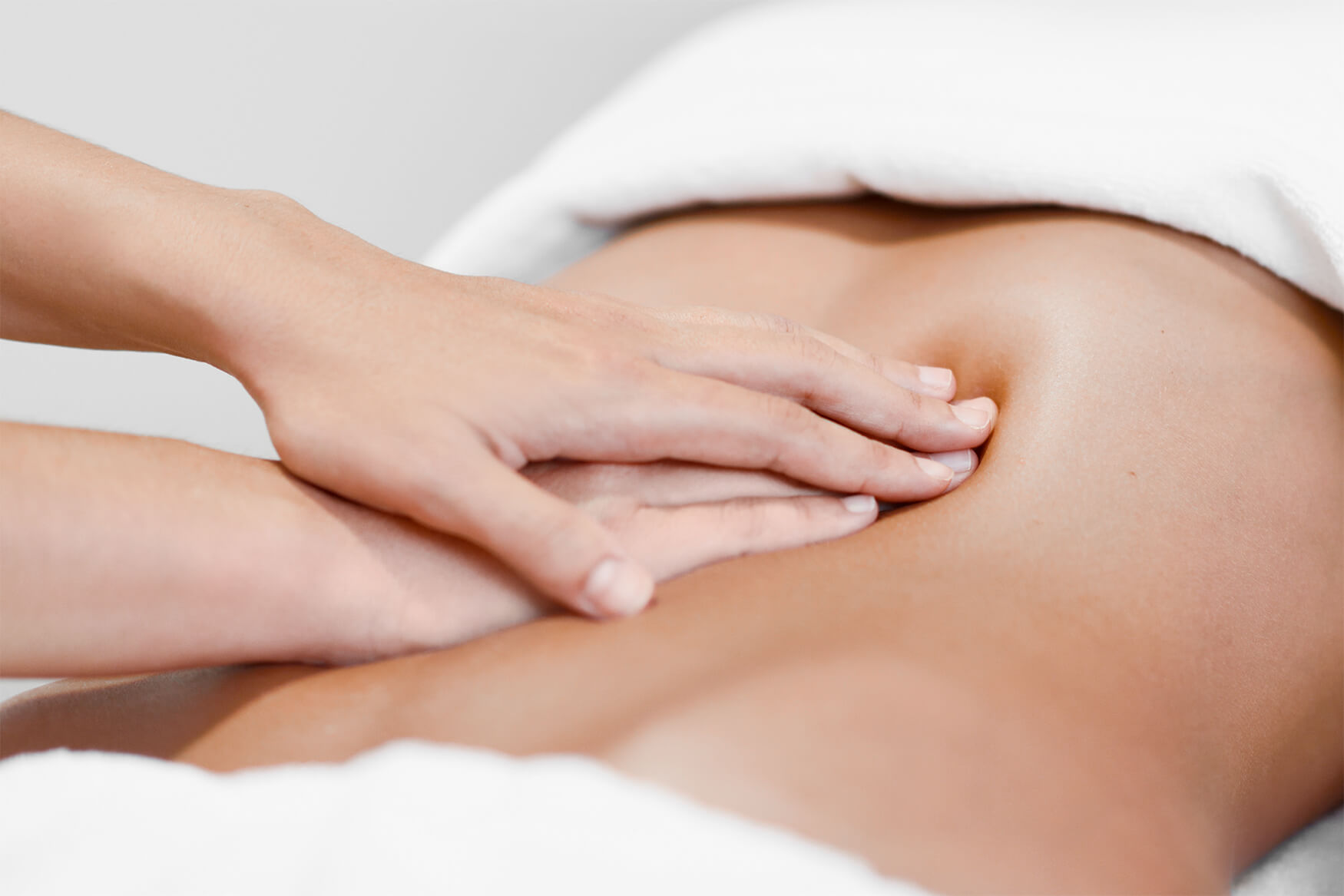 Ruhige Nahaufnahme einer Brasilianischen Lymphdrainage Behandlung